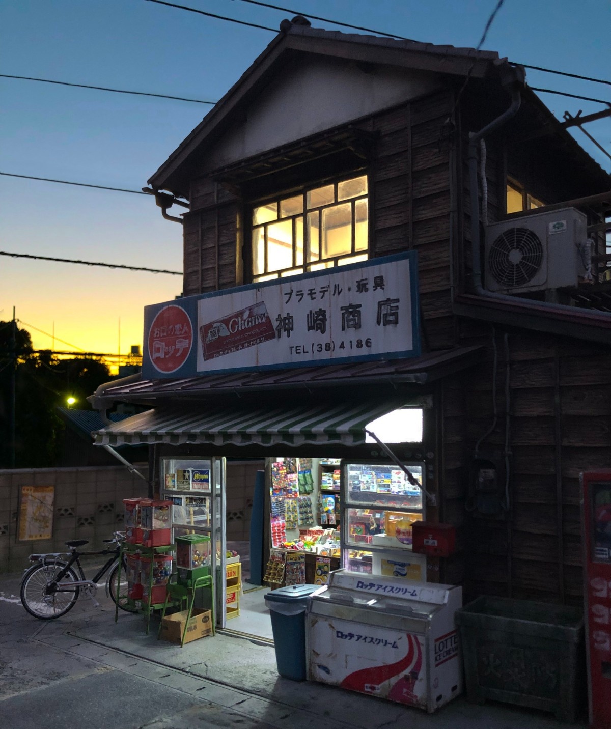 不說以為是真的！微型大師打造「80年代日本柑仔店」　走進屋內「牆上掛滿童年回憶」彷彿以前的台灣
